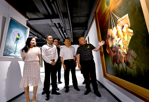 画展开幕仪式上,陈泽鲲在为观展嘉宾介绍他创作的环保主题作品《负重的球体》,创作思路。人民政协报 、人民政协网记者 田福良摄 画展开幕仪式上,陈泽鲲在为观展嘉宾介绍他创作的环保主题作品《负重的球体》,创作思路。人民政协报 、人民政协网记者 田福良摄