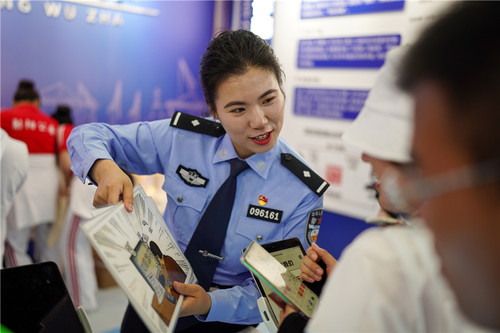 图为民警向群众讲解反诈知识