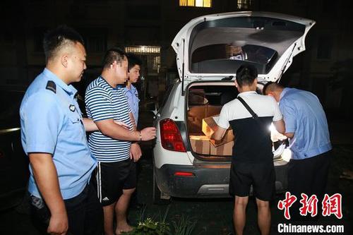 图为抓获现场。 南宁海关缉私局供图