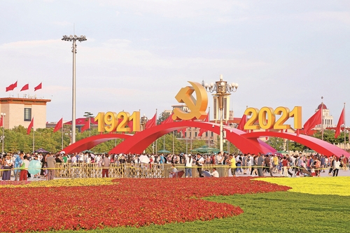 天安门广场上的党徽和年号景观 陈晨 摄 天安门广场上的党徽和年号景观 陈晨 摄