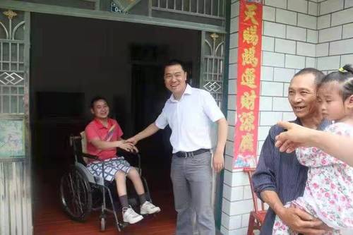 多年来杨涛热心公益事业。图为长阳贫困山区群众送温暖