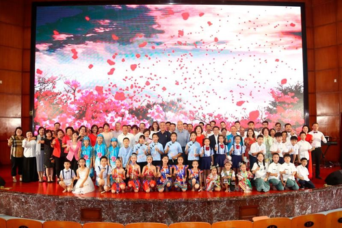 “2019年明园学校竖笛艺术交流夏令营”汇演的合照