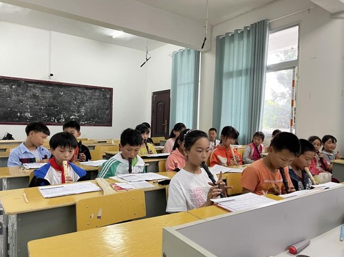 湖南张家界西莲明园小学学生进行竖笛排练