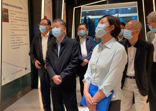 胡晓炼常委（左四）在调研路上(741611)-20211222160548