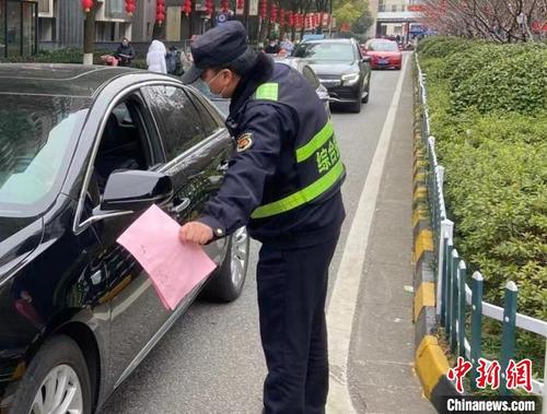 吴宇在疫情防控一线岗位上工作 。 秦缘 摄 吴宇在疫情防控一线岗位上工作 。 秦缘 摄