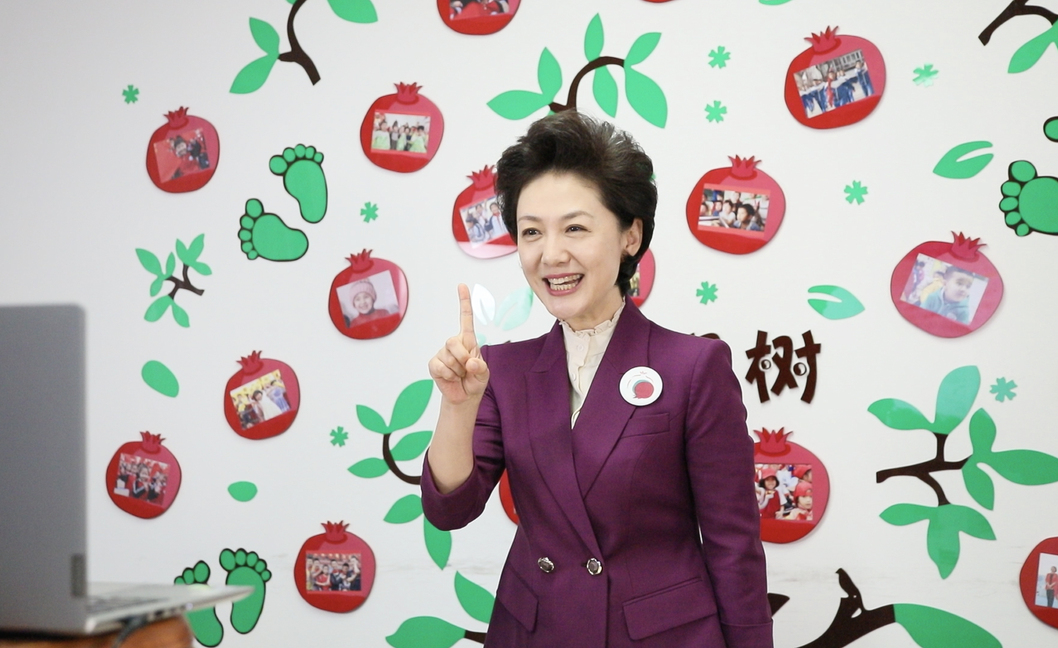 海霞与西藏小朋友连线互动 