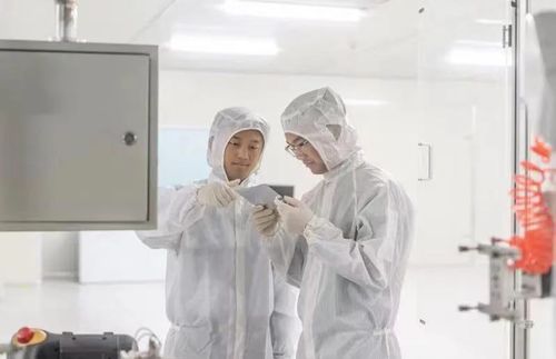 2韩东成和合作伙伴范超在实验室交流