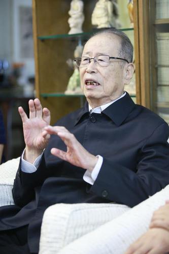 余玮专访前外交部副部长、港澳回归谈判中方代表团团长周南（宋汉晓 摄）