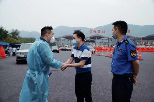 重庆市沙坪坝区丰文街道工作人员张健慰问关心志愿者 重庆市沙坪坝区丰文街道工作人员张健慰问关心志愿者