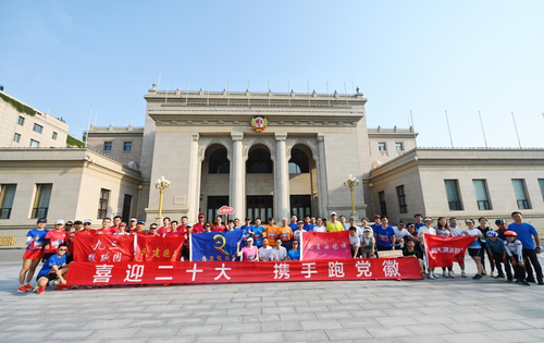 出发前，选手们在中共八大会址（全国政协礼堂）前合影留念