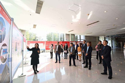 与会嘉宾参观“现代物流发展主题展览”