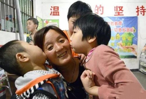 魏红莉和孩子们