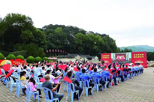 ▶古田镇党员干部群众近200余人在古田会议会址广场集中收听收看党的二十大开幕会直播。