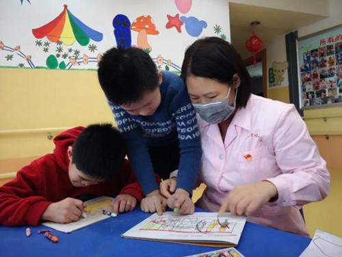 杨守伟和孩子们 受访者供图