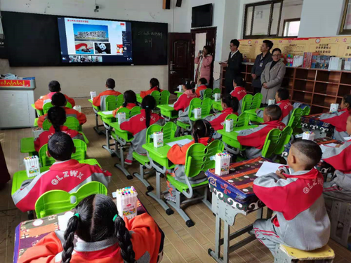 2021年6月，古露小学孩子通过智慧教室上远程课2
