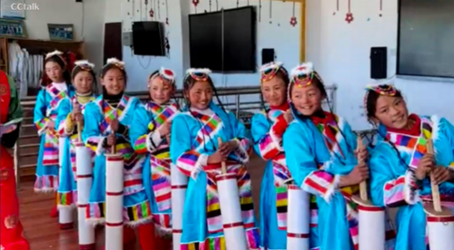 2021年国庆节，在“我与祖国共成长”直播中，我们第一次通过古露小学师生的镜头，