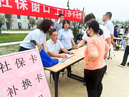 建议一版《专场招聘会开进安置点》贾宁摄(2797596)-20230814091607