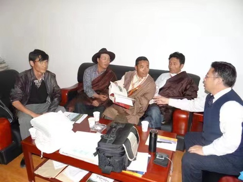 《格萨尔》工作人员与传承人座谈