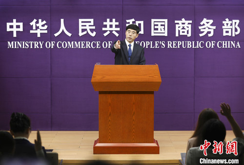 10月12日，中国商务部在北京举行例行新闻发布会，商务部新闻发言人何亚东称，中方反对将经贸科技问题政治化、武器化，制裁打压阻遏不了中国和中国企业的发展。 中新社记者　 赵隽 摄