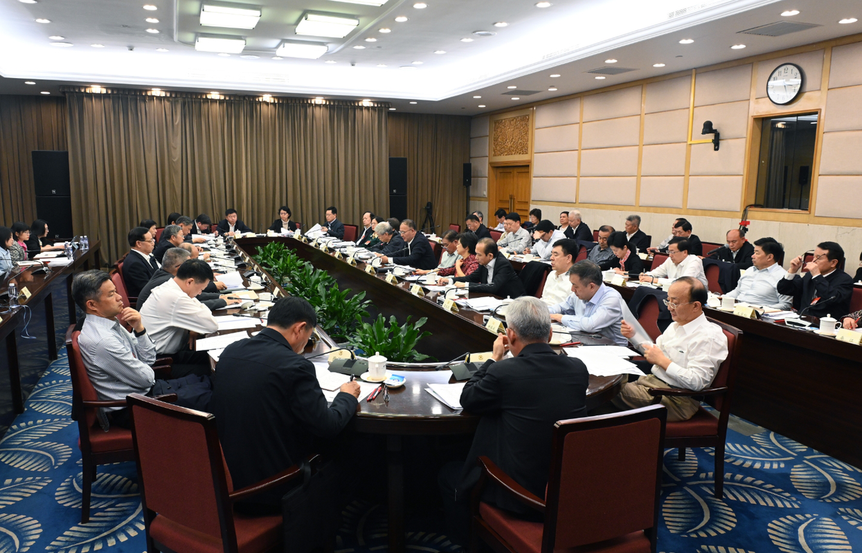 全国政协十四届常委会第四次会议进行专题分组讨论
