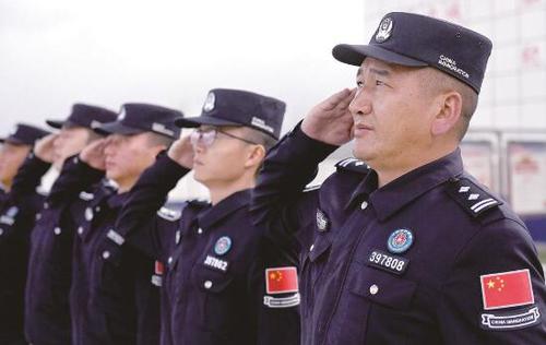 索朗达杰（右一）和战友们向国旗敬礼。本报记者 田福良 摄