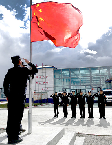索朗达杰（右一）和战友们在普玛江塘边境派出所举行升国旗仪式。摄影  田福良