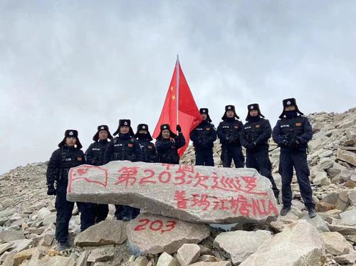 “我们站立的地方就是中国坐标！”索朗达杰（中间）和战友们在普玛江塘边境开展第203次巡逻并合影留念。