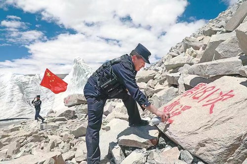 索朗达杰在普玛江塘边境执行第181次巡逻任务并喷涂数字。
