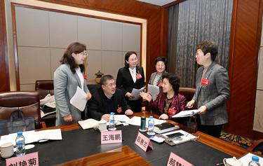 会场外的“小组”讨论