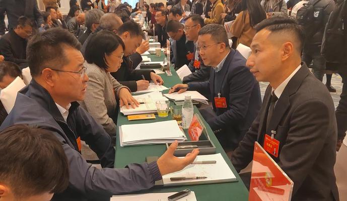 政情民生有问必答 委员局长共话发展