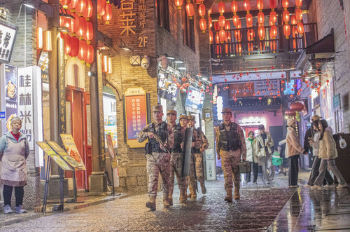 1.武警官兵在夜市街区徒步巡逻 。 张辰飞  摄