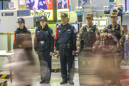4.武警官兵保障旅客出行安全。  施晨洲  摄