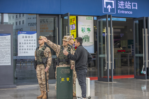 5.武警官兵耐心地为广大旅客提供便民服务。  施晨洲  摄