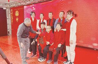 “拍全家福，我很开心”