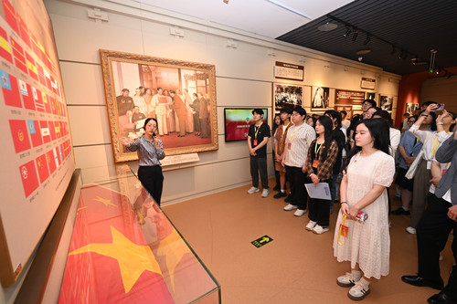图为高校青年学生参观“人民政协光辉历程”(4816535)-20240624083516 图为高校青年学生参观“人民政协光辉历程”(4816535)-20240624083516
