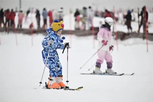 △近日，“塞上湖城”宁夏银川市冰雪旅游季正式开启，各滑雪场、景区纷纷开展冬季冰雪文旅、体育融合活动，吸引人们前来体验冰雪乐趣。新华社记者 王鹏 摄
