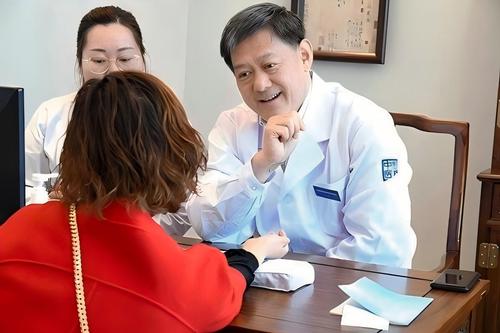 刘清泉出诊询问患者病情（图片由受访者提供(6132643)-20250115085859