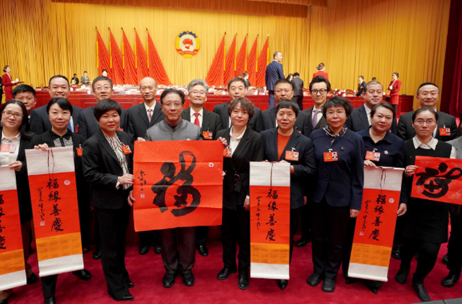 来，让我们共同祝大家新年快乐！