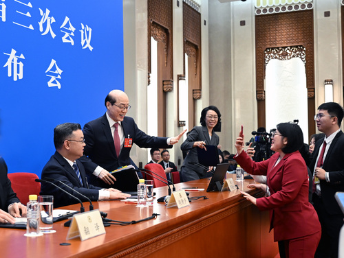 图为新闻发布会后，大会新闻发言人刘结一与(6523853)-20250303185449