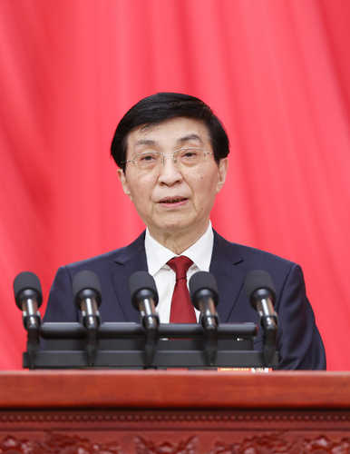 3月4日下午，中国人民政治协商会议第十四届全国委员会第三次会议在北京人民大会堂开幕。这是全国政协主席王沪宁代表政协第十四届全国委员会常务委员会，向大会报告工作。新华社记者 刘卫兵 摄