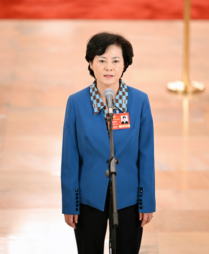 图为全国政协委员徐晓兰接受媒体采访。(6632534)-20250308101142