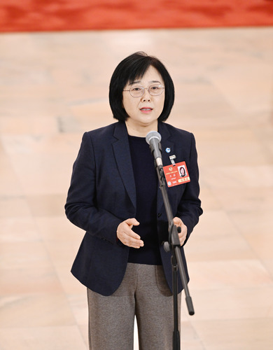 图为全国政协委员羊毅接受媒体采访。(6632536)-20250308101123