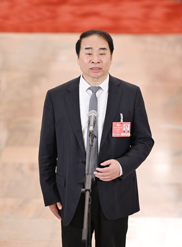 图为全国政协委员王定华接受媒体采访。(6632537)-20250308101117