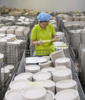 云南：甘蔗渣“变身”环保餐具
