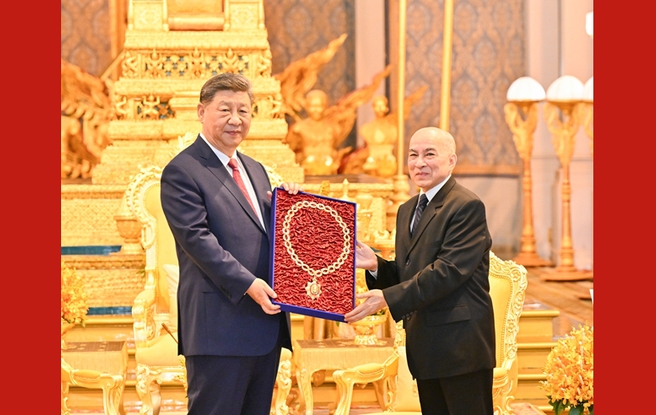 习近平会见柬埔寨国王西哈莫尼
