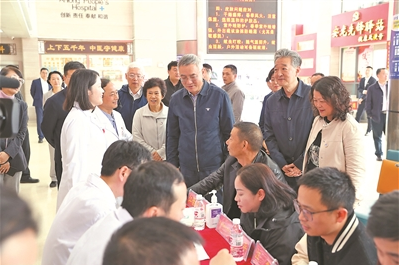 调研组一行在安龙县人民医院考察调研。民进中央 供图