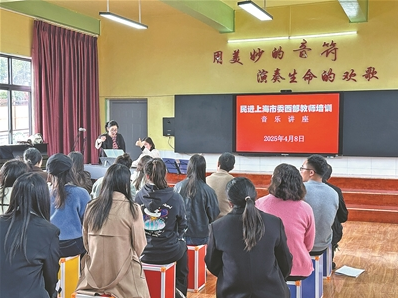 民进上海市委会西部教师培训音乐讲座在安龙县第八中学举办。图为民进会员、上海轻音乐团女高音歌唱家肖蕊现场授课。本报记者 王慧文 摄