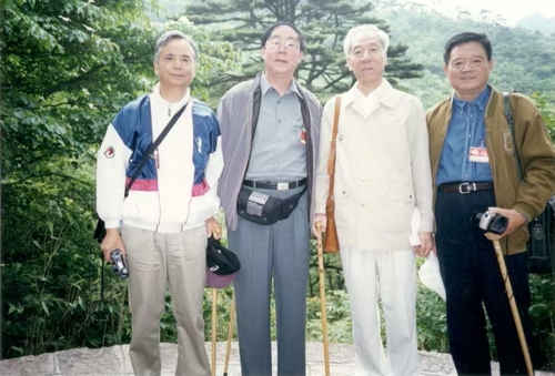 本文作者（左二）与文友袁行霈（右二，第八(7157905)-20250512093141