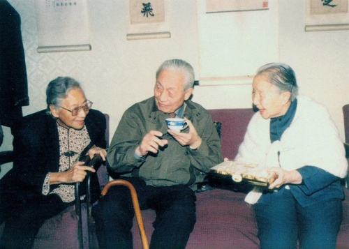 1992年冰心生日，雷洁琼、赵朴初在冰心(7158450)-20250512094201