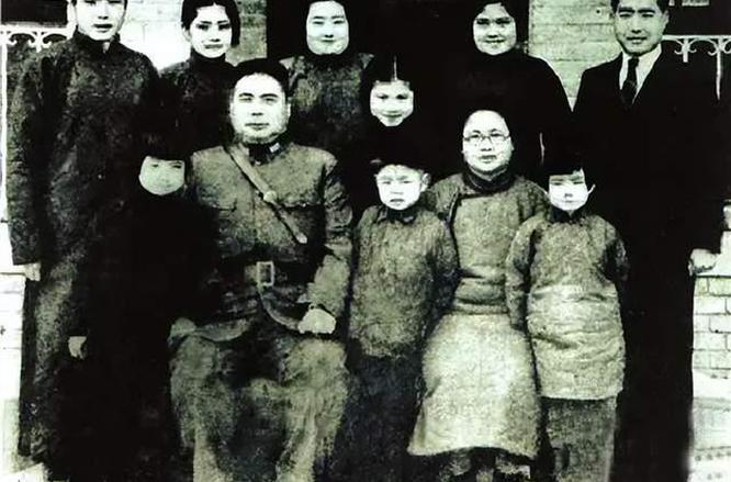 “置身民主，功在国家”